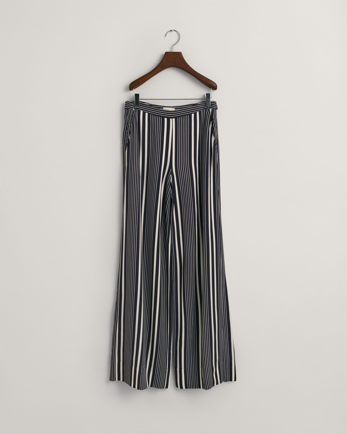 Regular fit ‑mitoitetut leveälahkeiset raitahousut