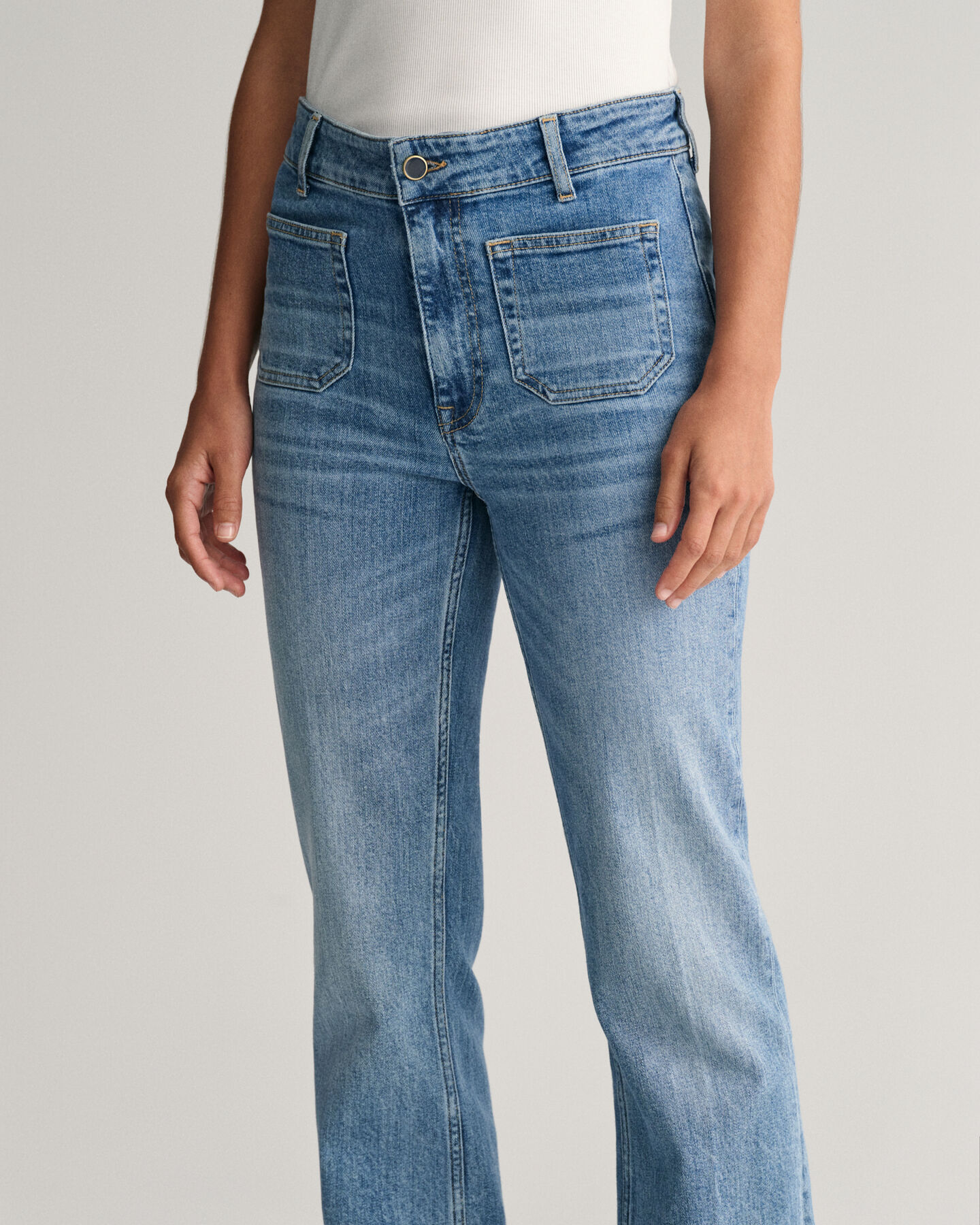 Slim&nbsp;fit ‑mitoitetut alasp&auml;in levenev&auml;t farkut