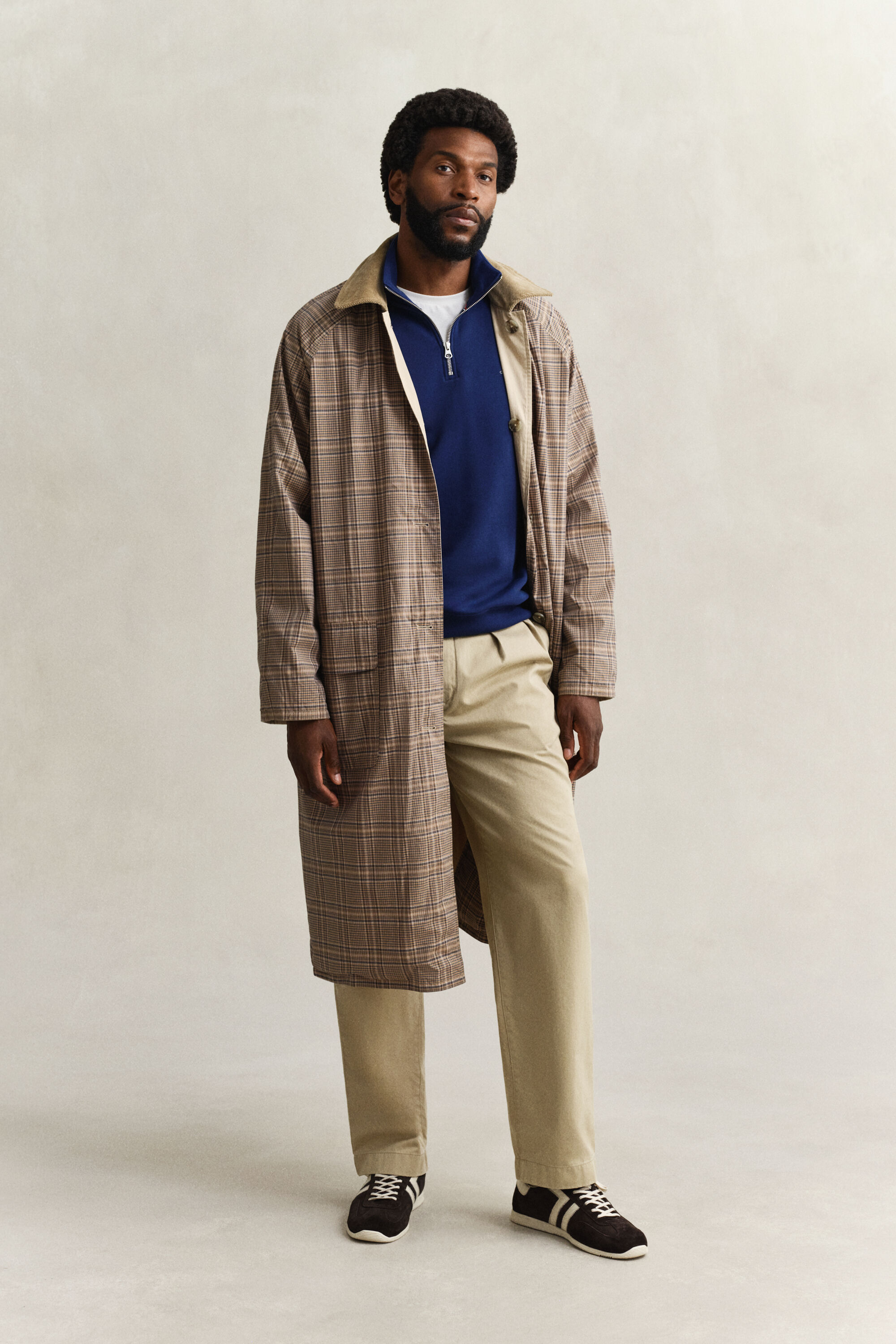 Shield‑collegepaita, jossa vetoketju pääntiellä