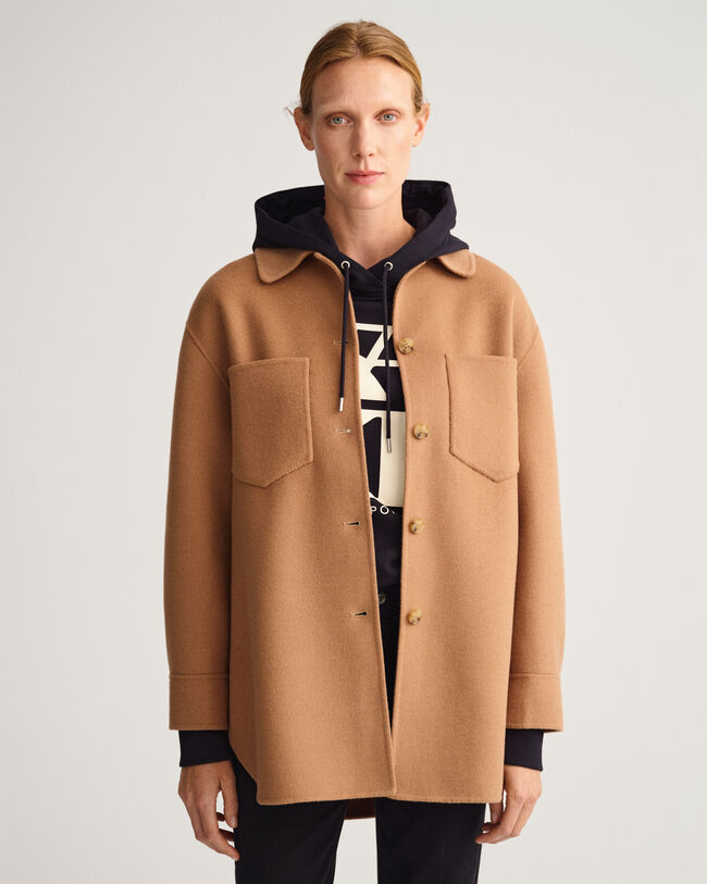 K&auml;sin tikattu paitatakki