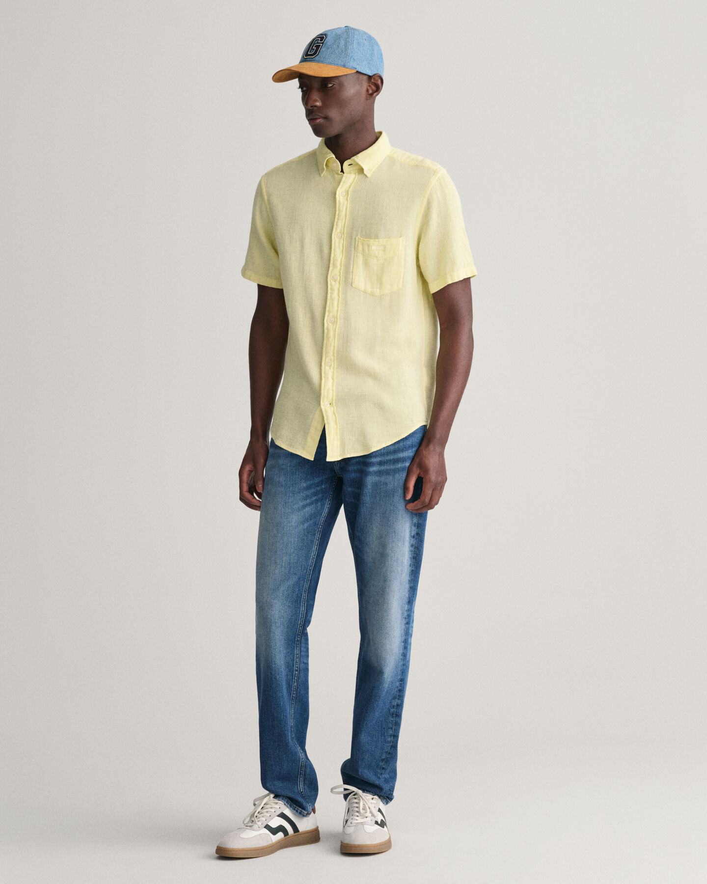 Regular&nbsp;fit ‑mitoitettu lyhythihainen kohopintainen puuvilla-pellavapaita