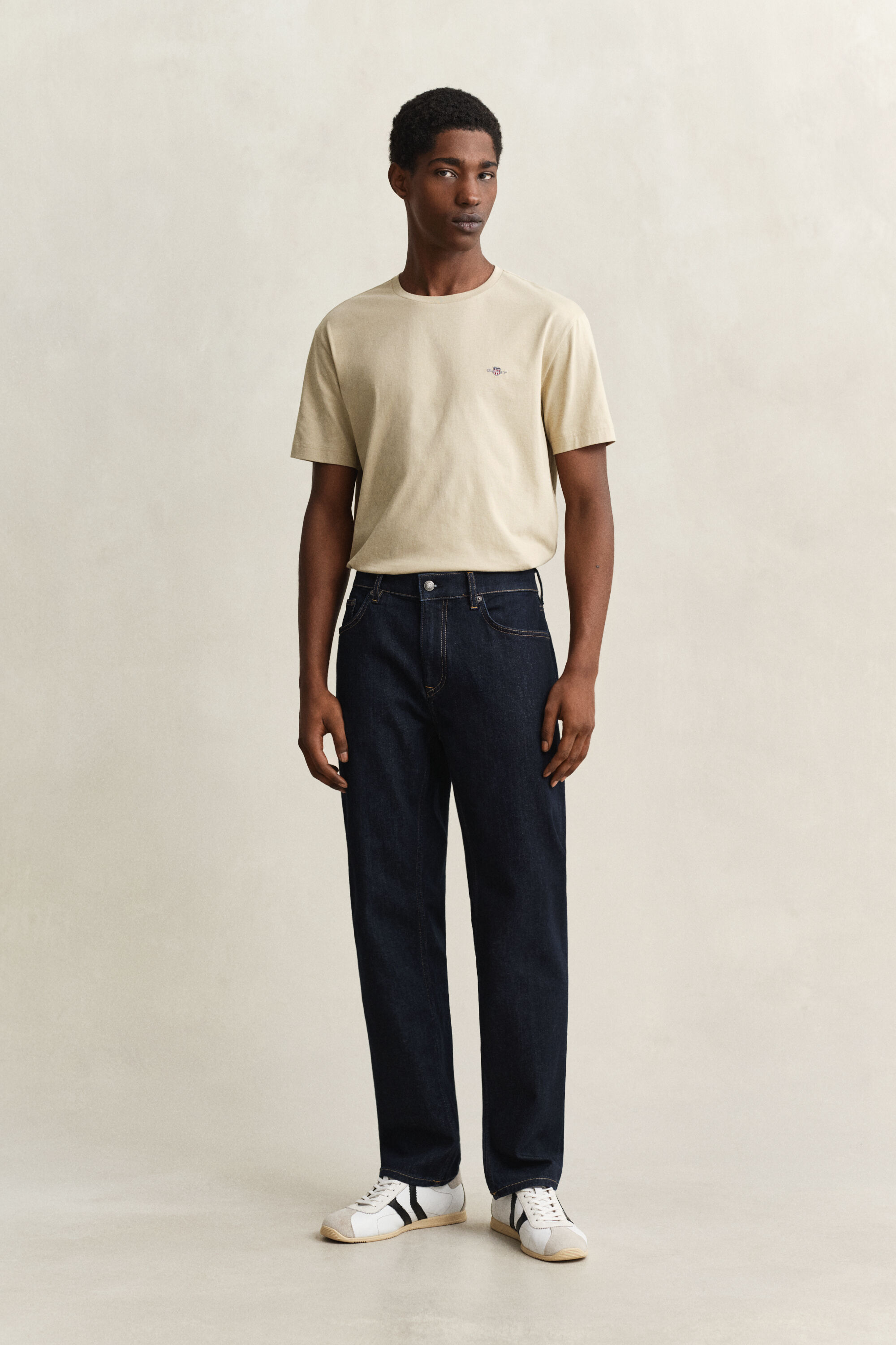 Regular fit ‑mitoitetut Clean Wash ‑farkut