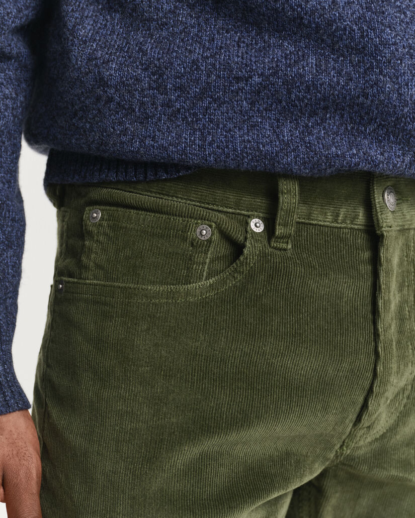 Slim fit ‑mitoitetut vakosamettifarkut