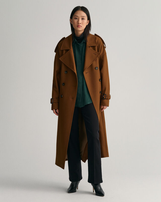 Alaspäin levenevät värifarkut