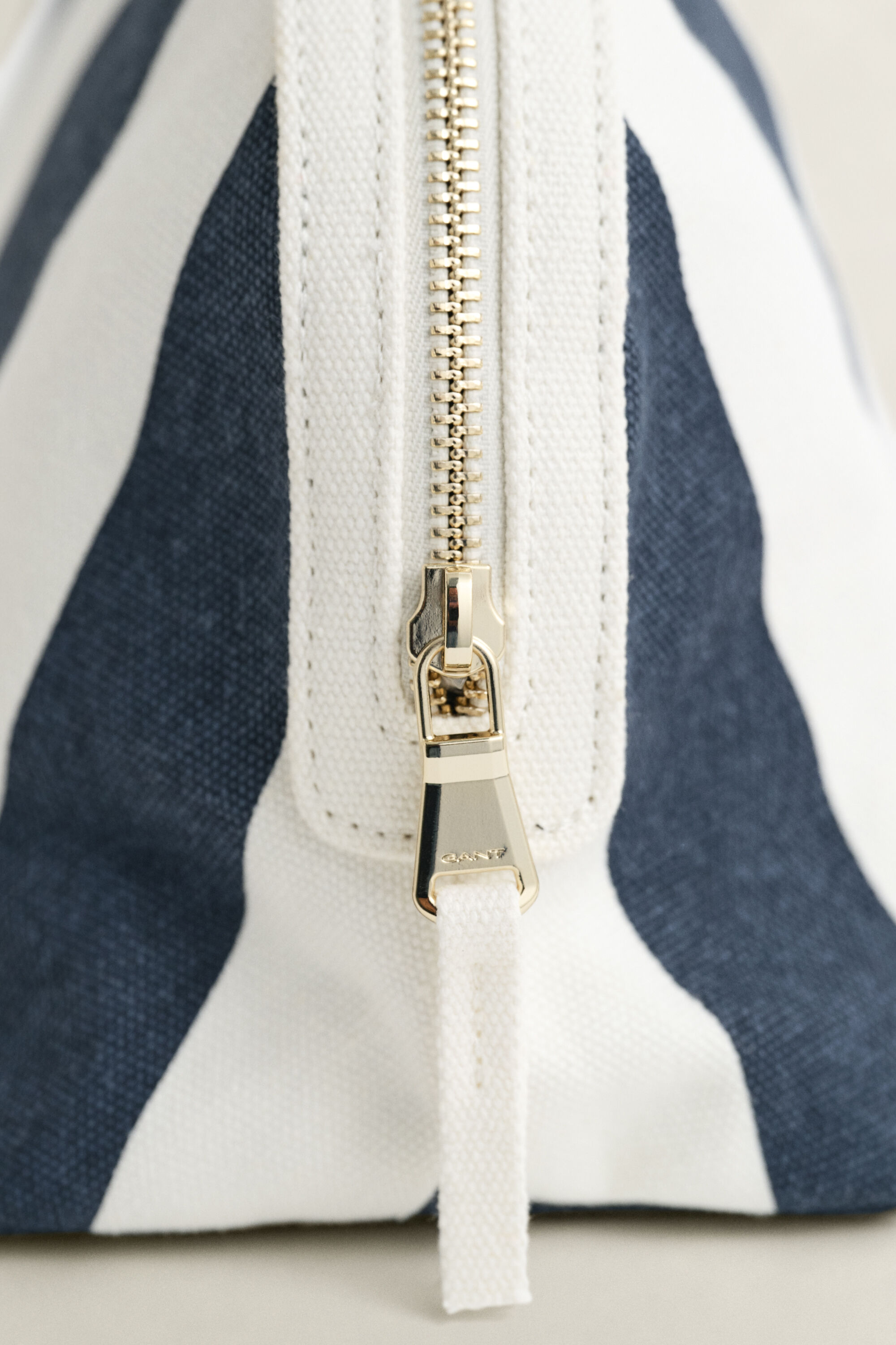 Kanvaasikankainen toilettilaukku