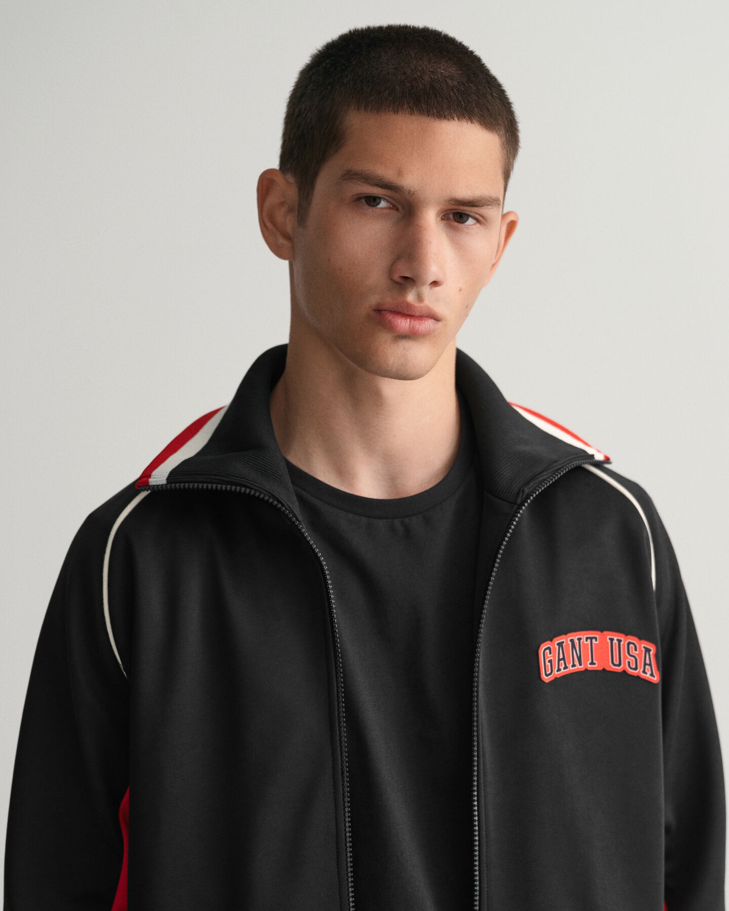 Monivärinen verryttelytakki