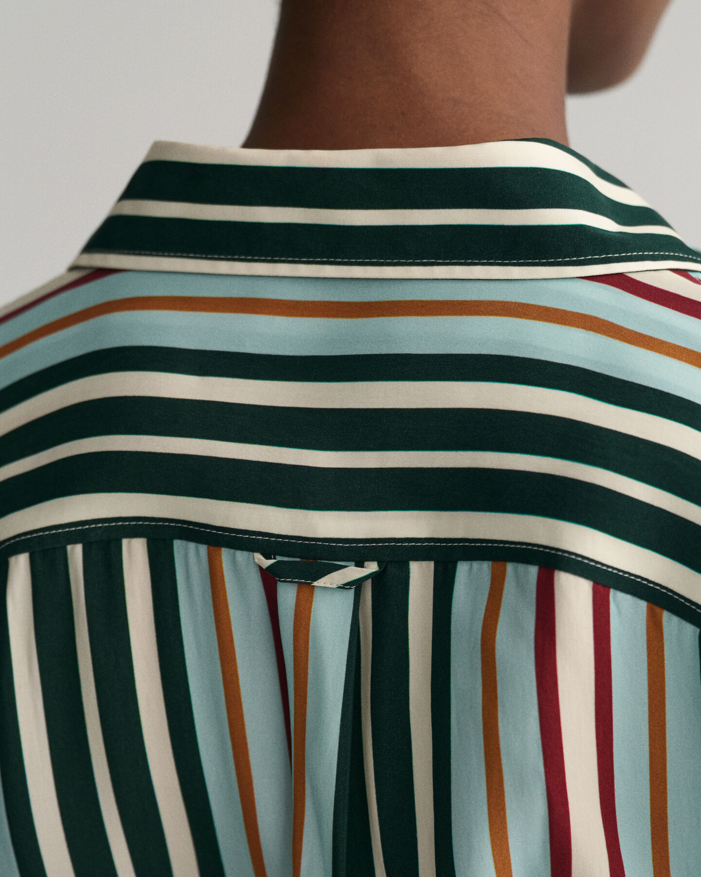 Relaxed fit ‑mitoitettu moniväriraidallinen paitamekko