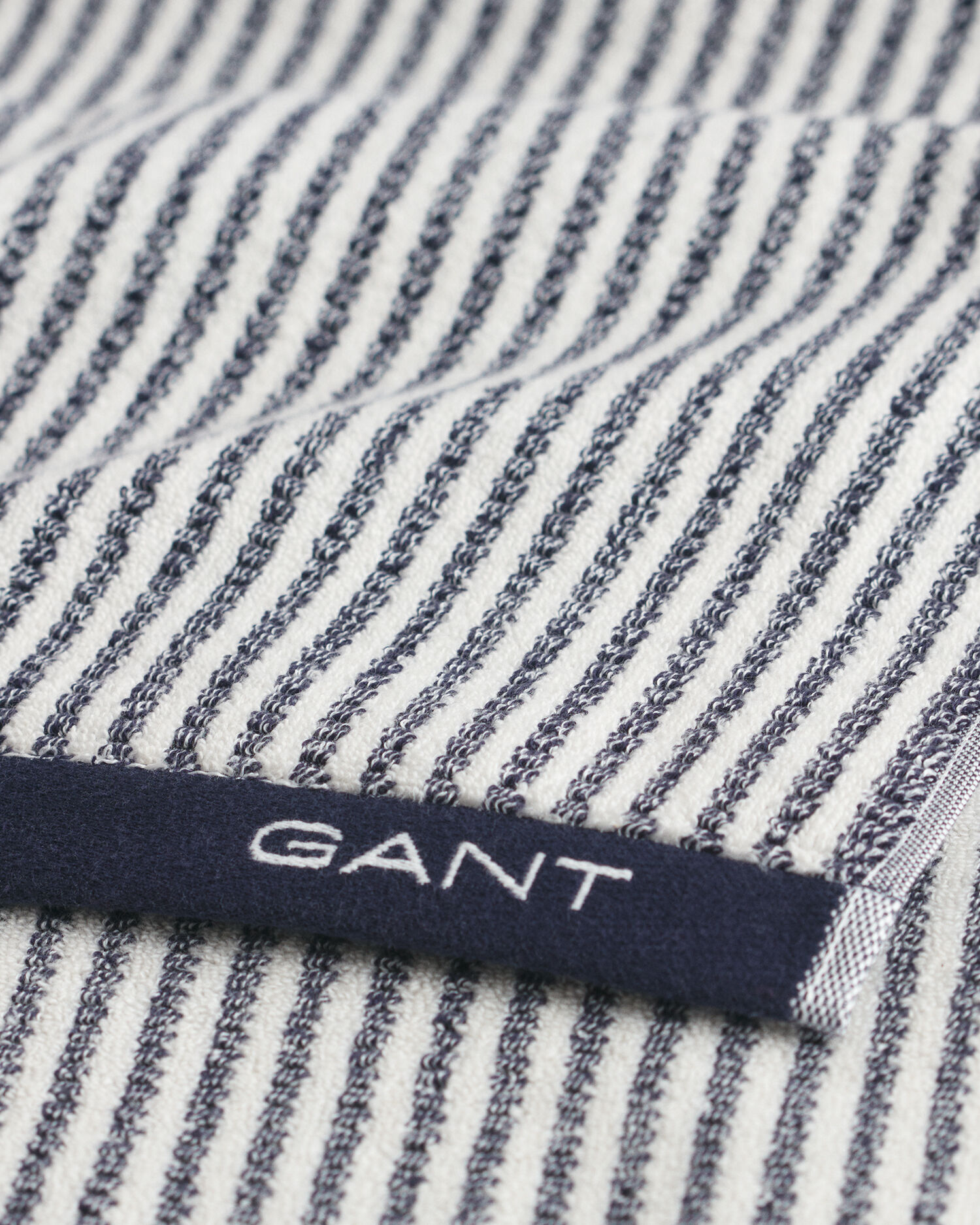 Raidallinen pyyhe (70 cm x 140 cm)