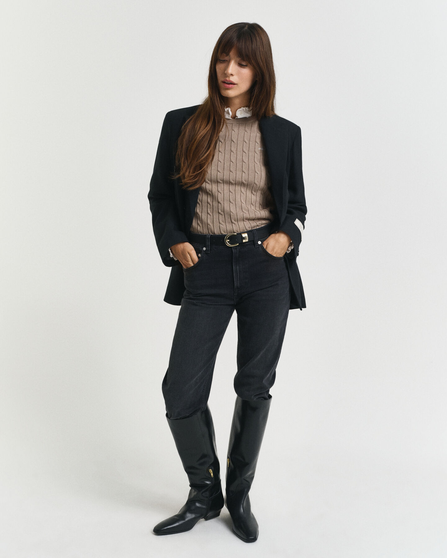 Joustopuuvillainen palmikkoneulepusero, jossa pyöreä pääntie