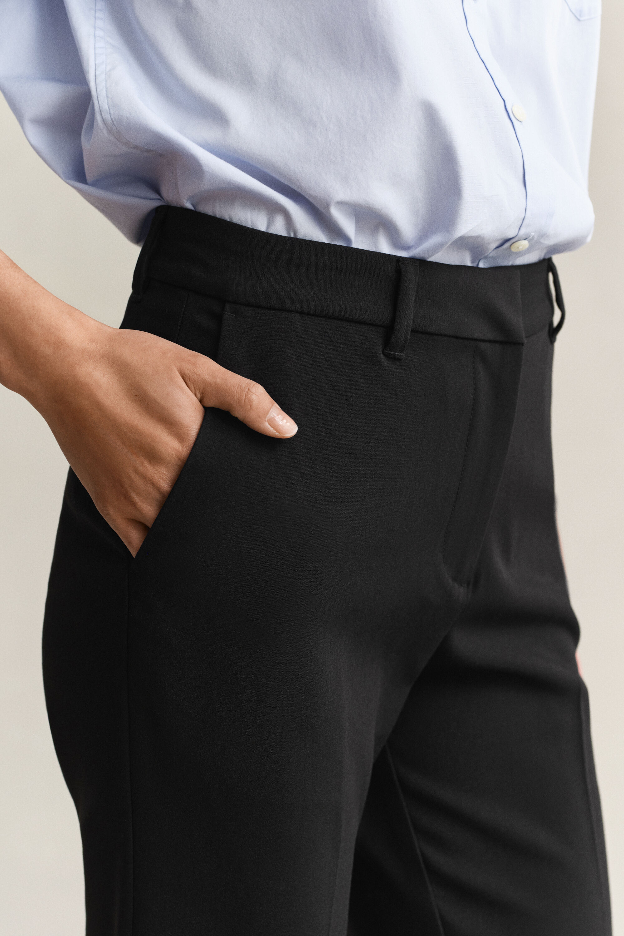 Slim fit ‑mitoitetut alaspäin levenevät housut