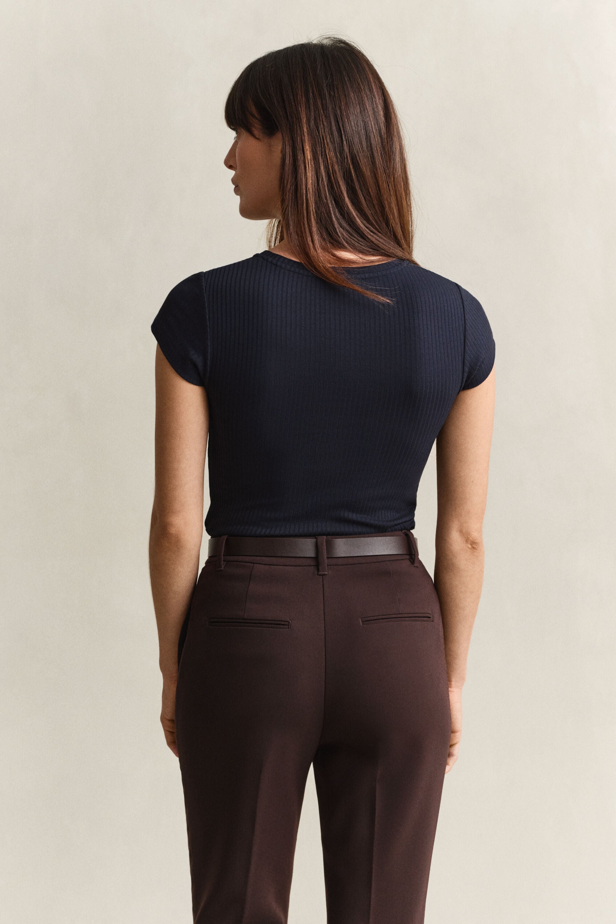 Slim fit -mitoitettu joustinneulottu t‑paita