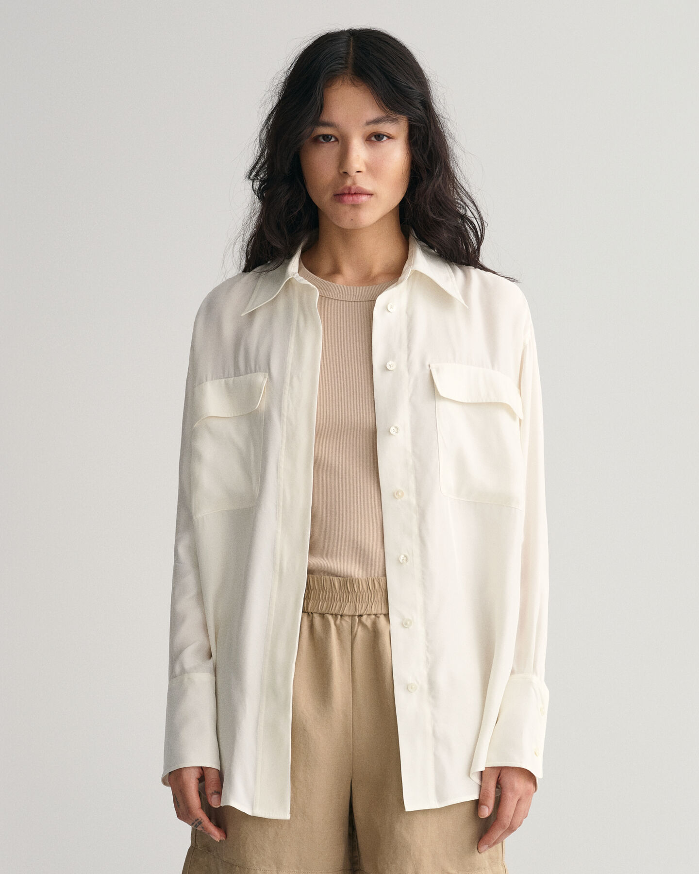 Relaxed fit ‑mitoitettu taskullinen paita