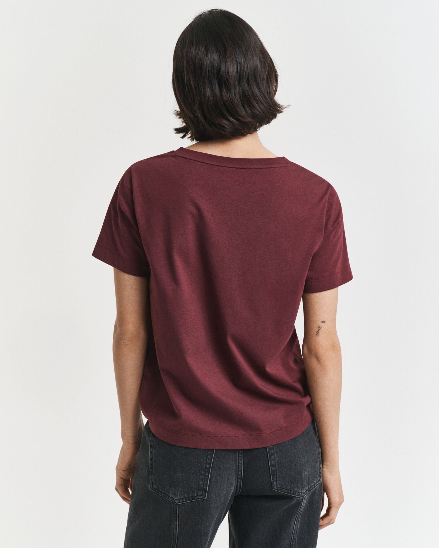 Shield-t‑paita, jossa v-pääntie