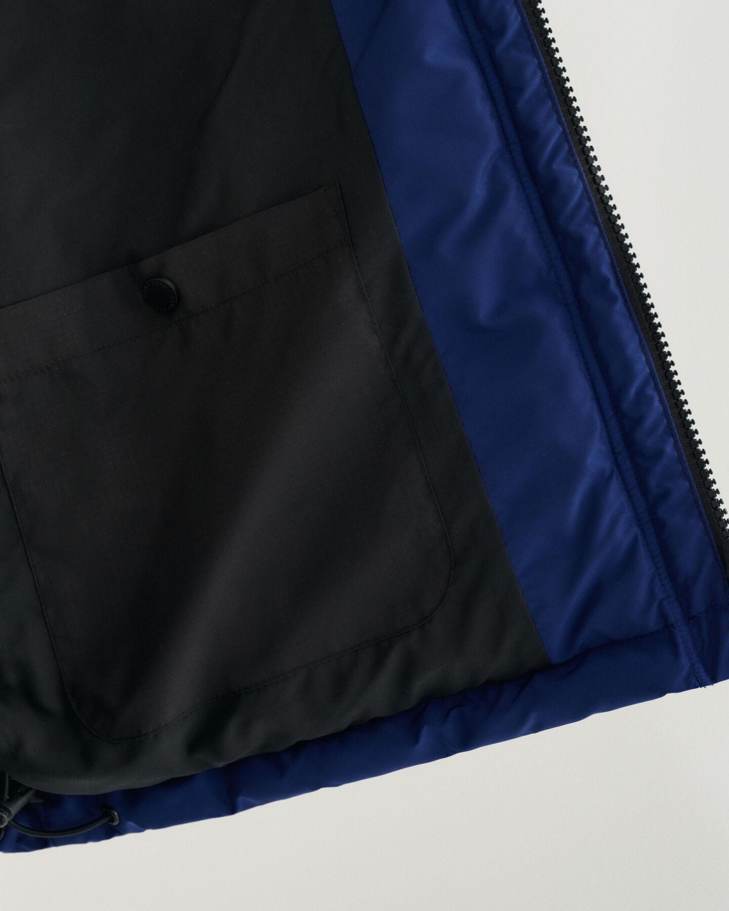 Kontrastivärinen toppatakki