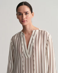 Raidallinen kaftaani, jossa v-pääntie