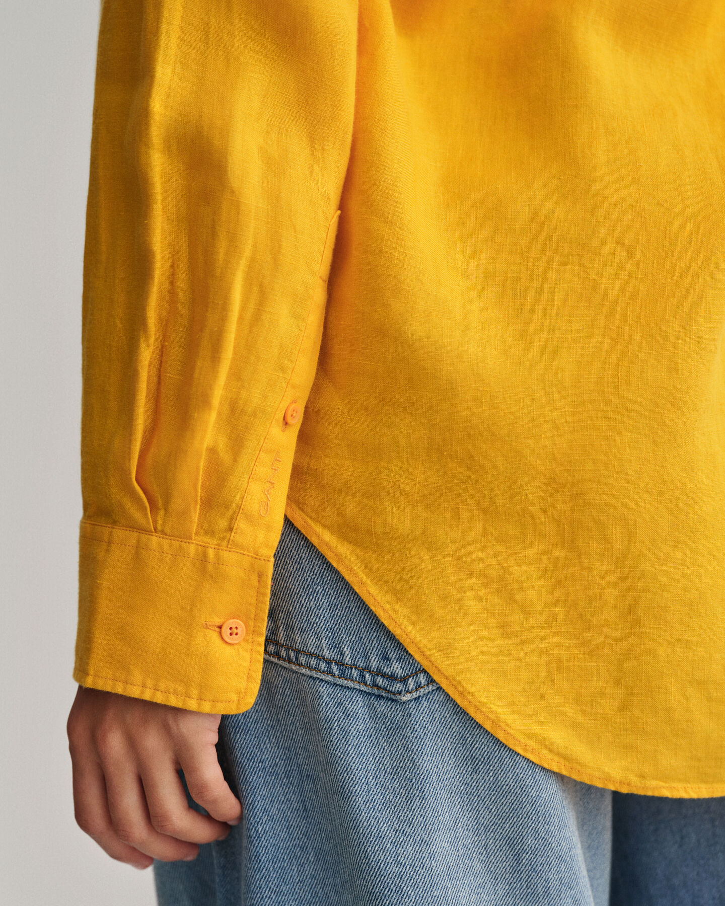 Relaxed&nbsp;fit ‑mitoitettu pellavapaita