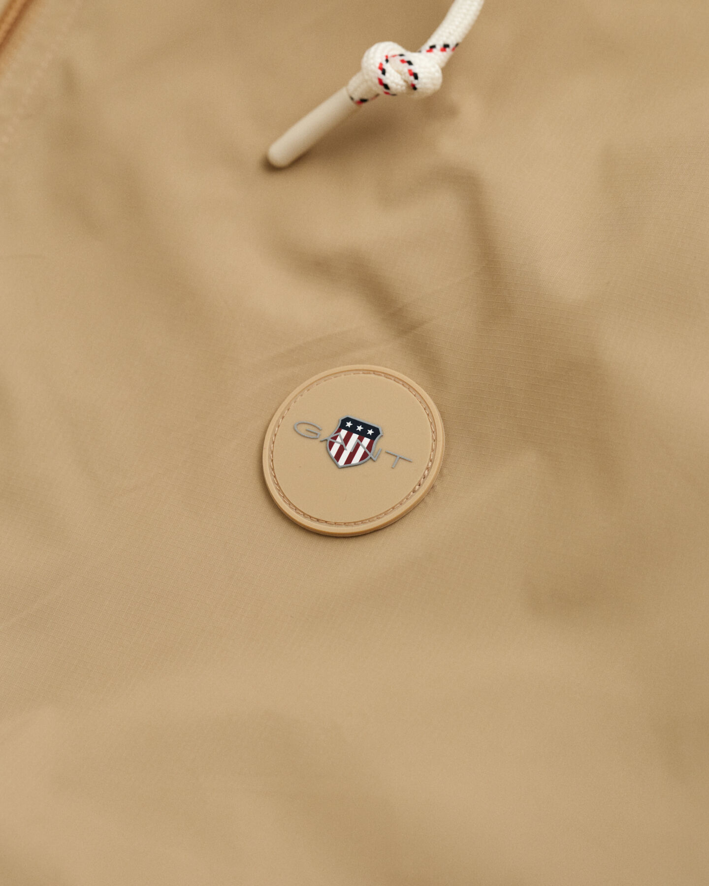 Kevyt pakattava tuulitakki