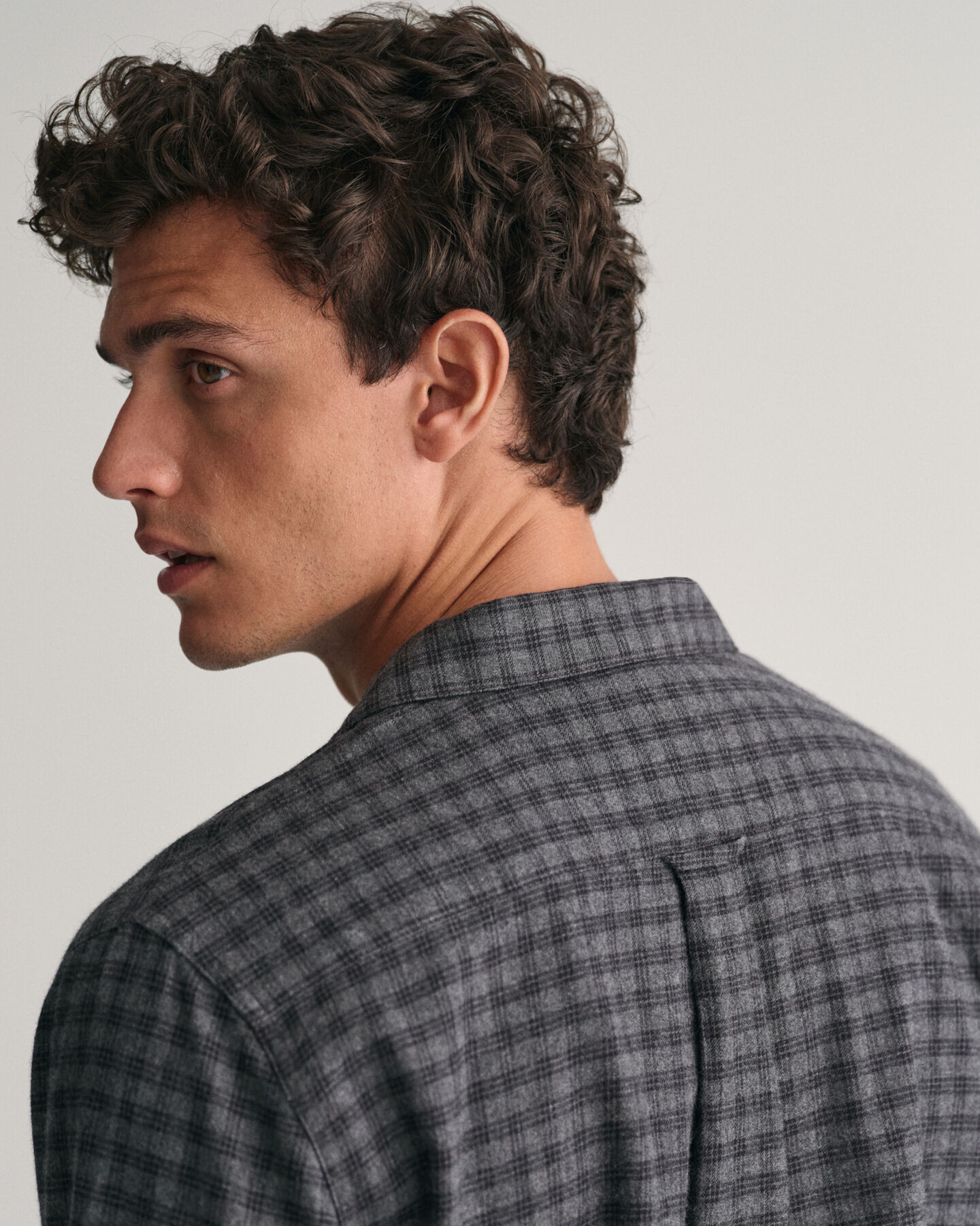 Flanelliset pyjamahousut ja ‑paita lahjapakkauksessa