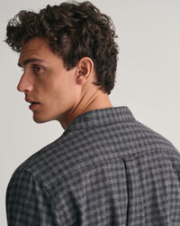 Flanelliset pyjamahousut ja ‑paita lahjapakkauksessa