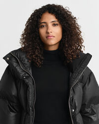 Relaxed fit ‑mitoitettu untuvatakki