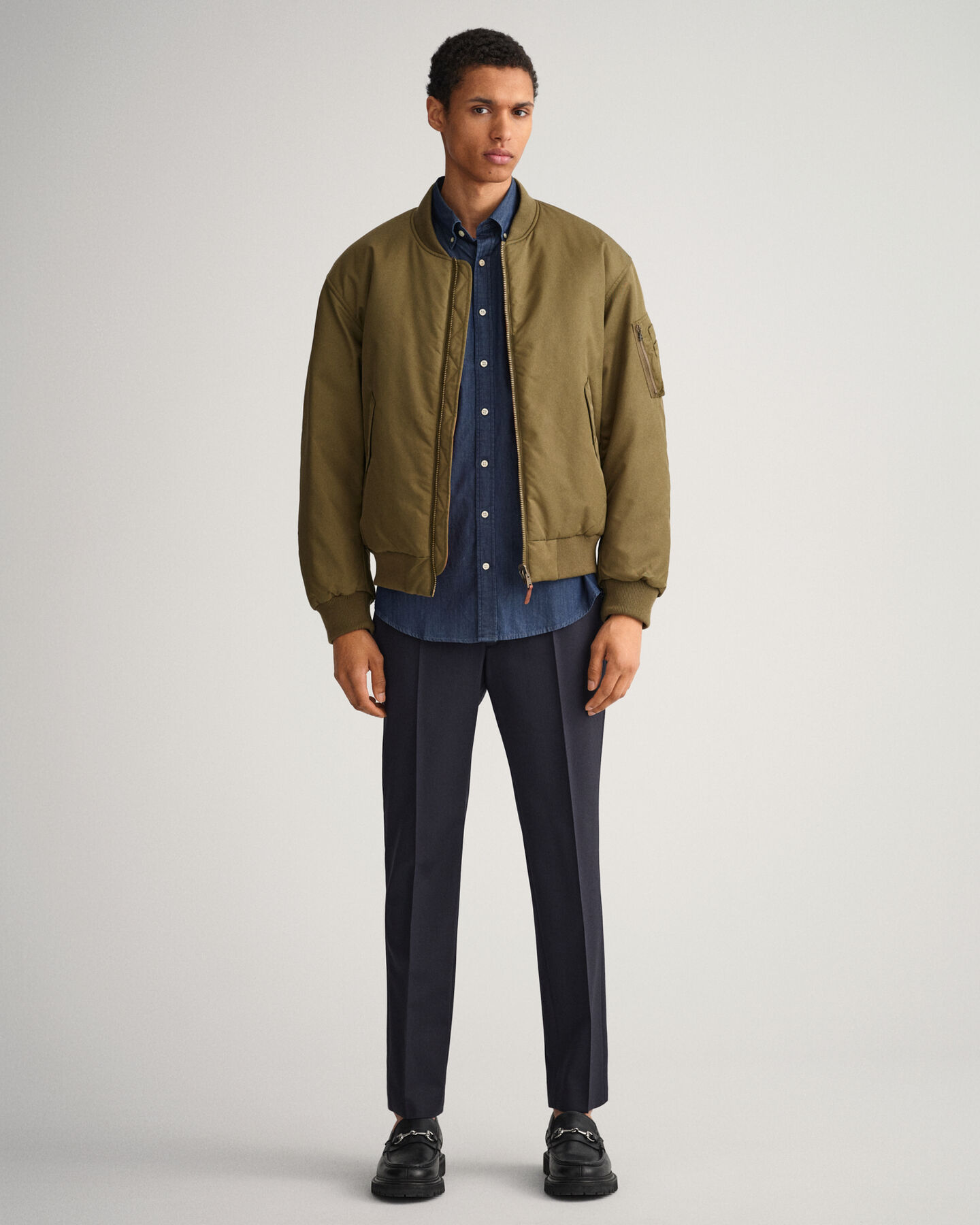 Slim&nbsp;fit ‑mitoitettu indigonsininen paita