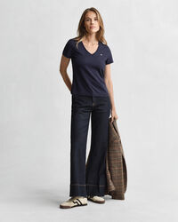 Shield-t‑paita, jossa v-pääntie