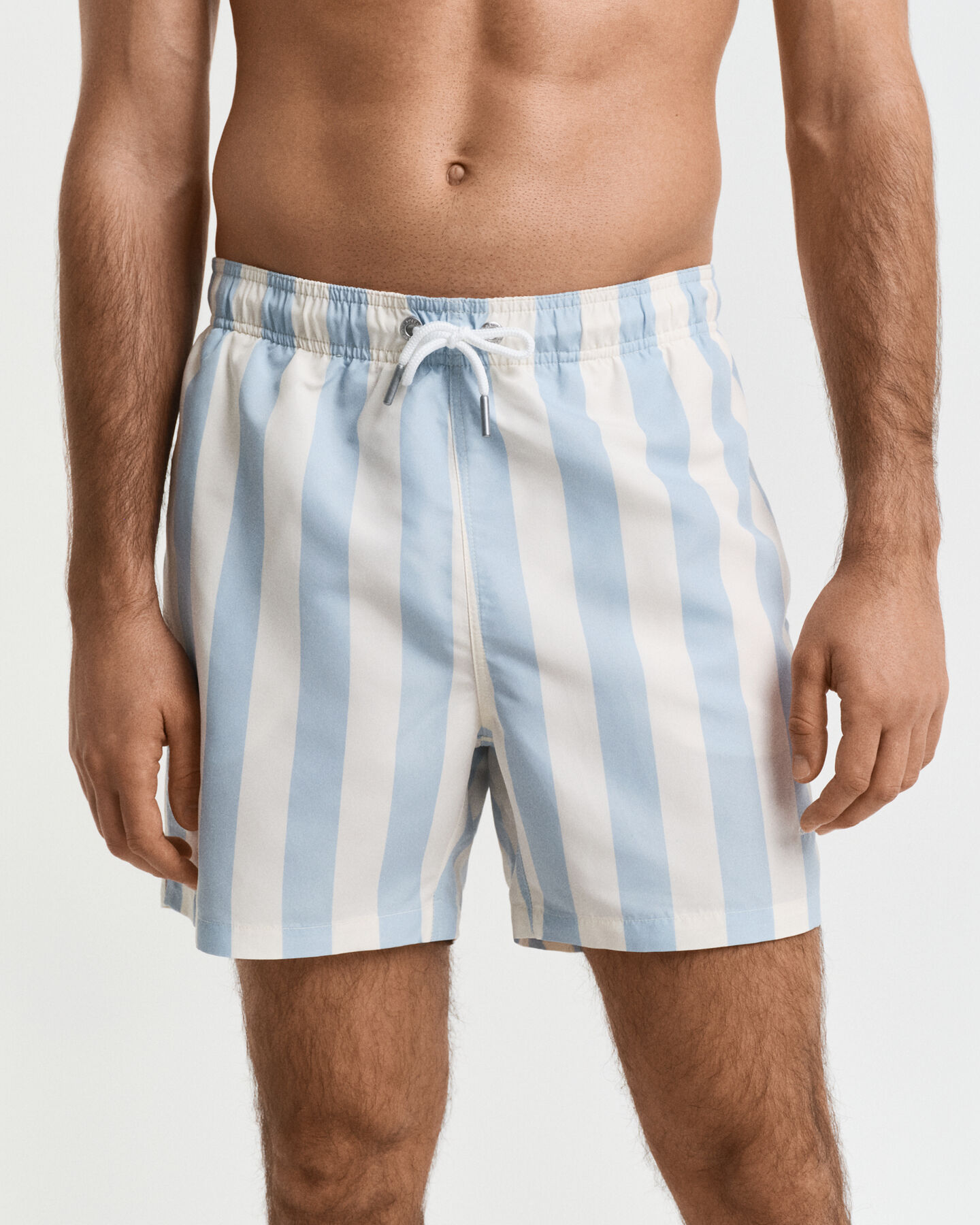 Leveäraitaiset uimashortsit