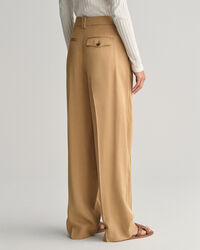 Loose fit -mitoitetut matalavyötäröiset ja leveälahkeiset chinot