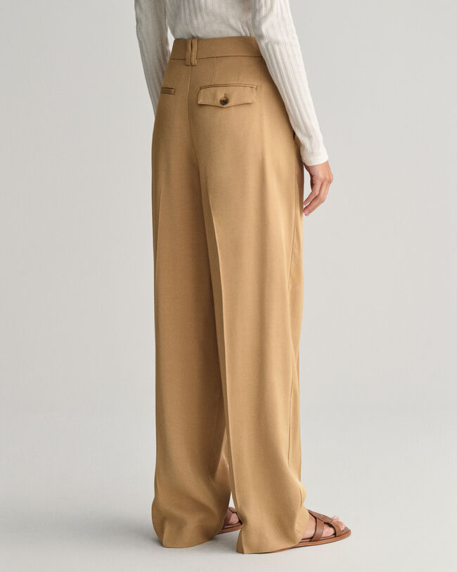 Loose fit -mitoitetut matalavyötäröiset ja leveälahkeiset chinot