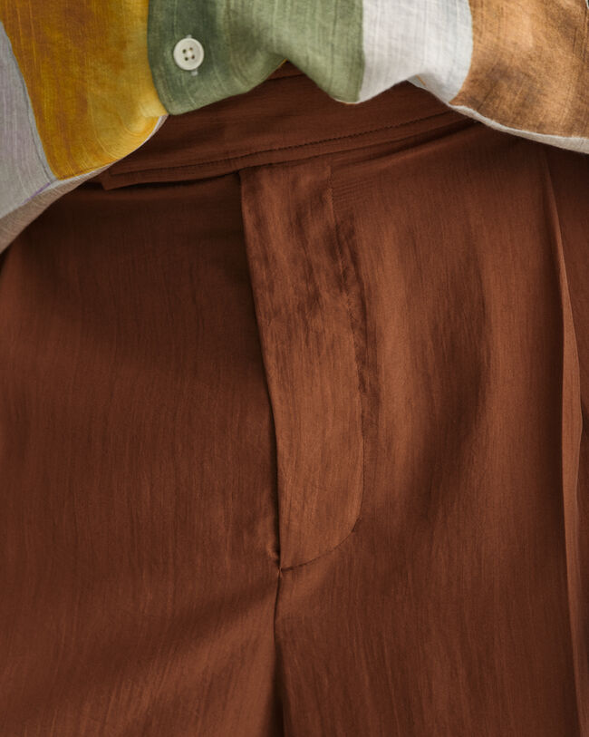 Relaxed&nbsp;fit ‑mitoitetut silkkiset puvunhousut