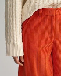 Korkeavy&ouml;t&auml;r&ouml;iset leve&auml;lahkeiset vakosamettihousut