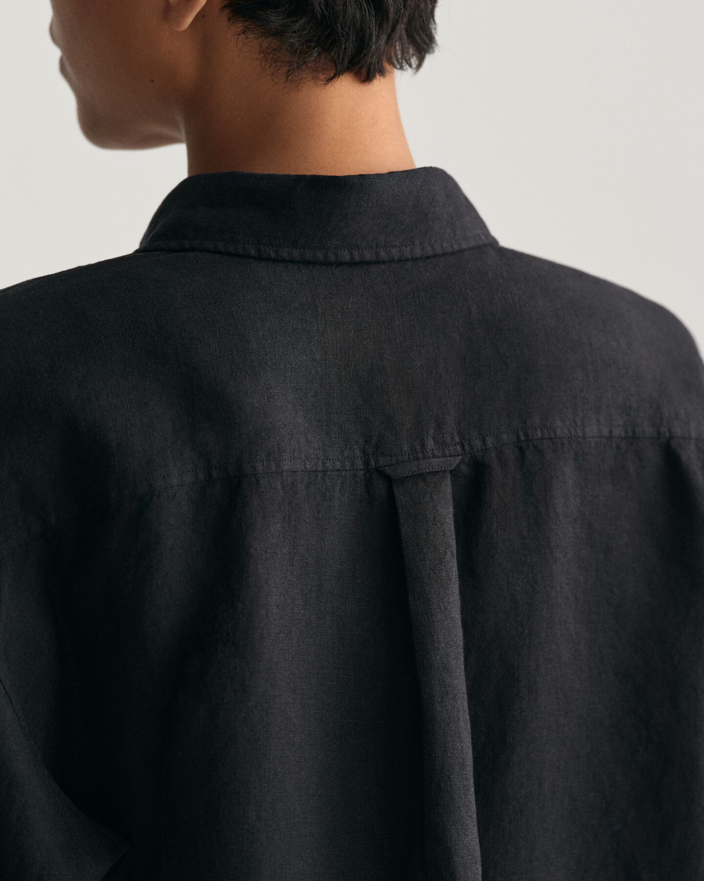 Relaxed fit ‑mitoitettu vajaamittainen pellavapaita