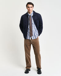 Valmiiksi ommeltuna värjätty päällyspaita