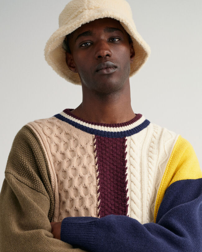 Tilkkutyylinen palmikkoneulepusero, pyöreä pääntie