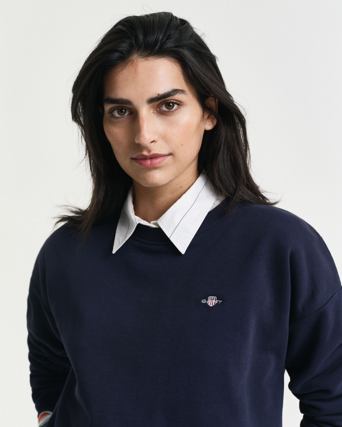 Shield-collegepaita, jossa pyöreä pääntie