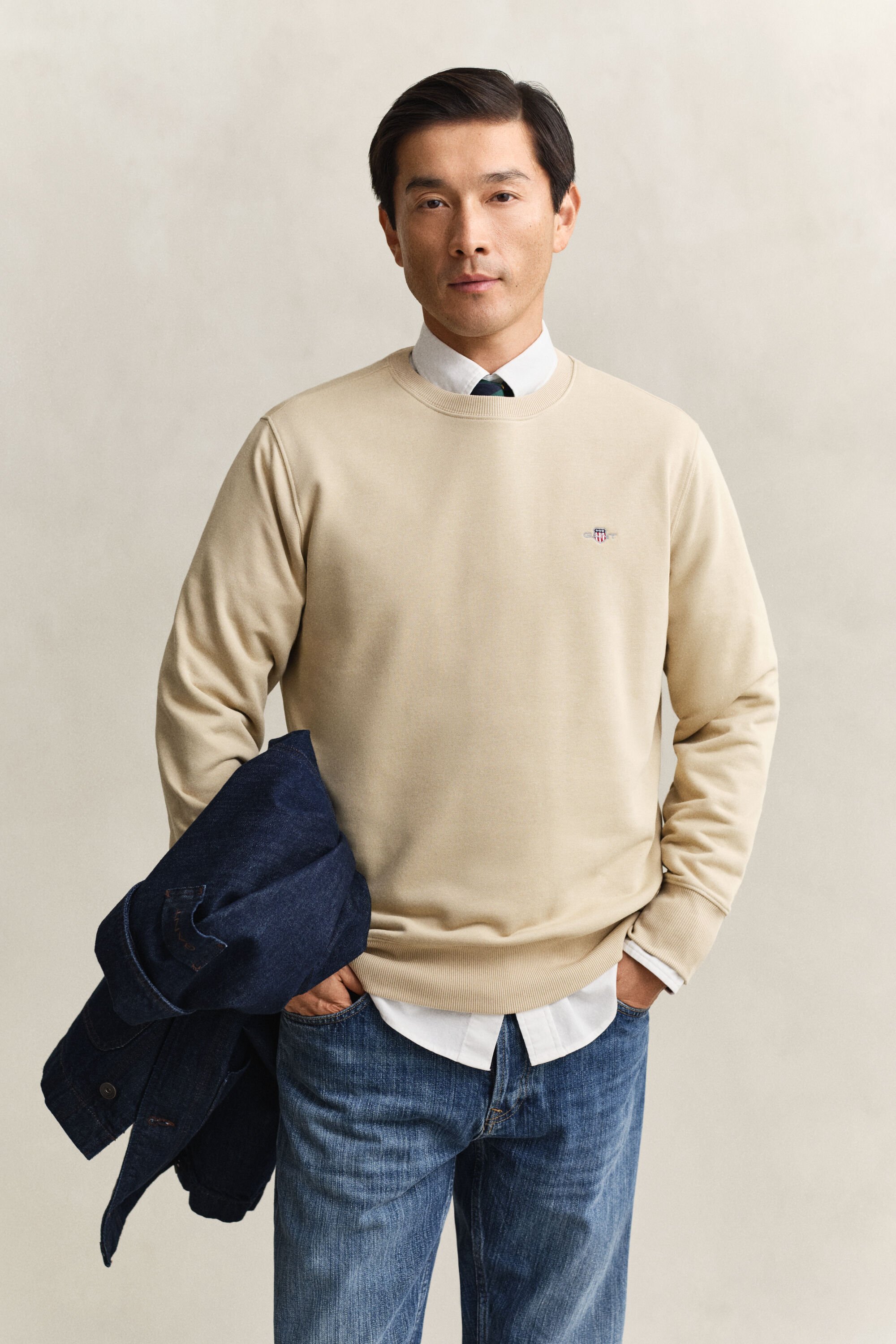 Shield-collegepaita, jossa pyöreä pääntie