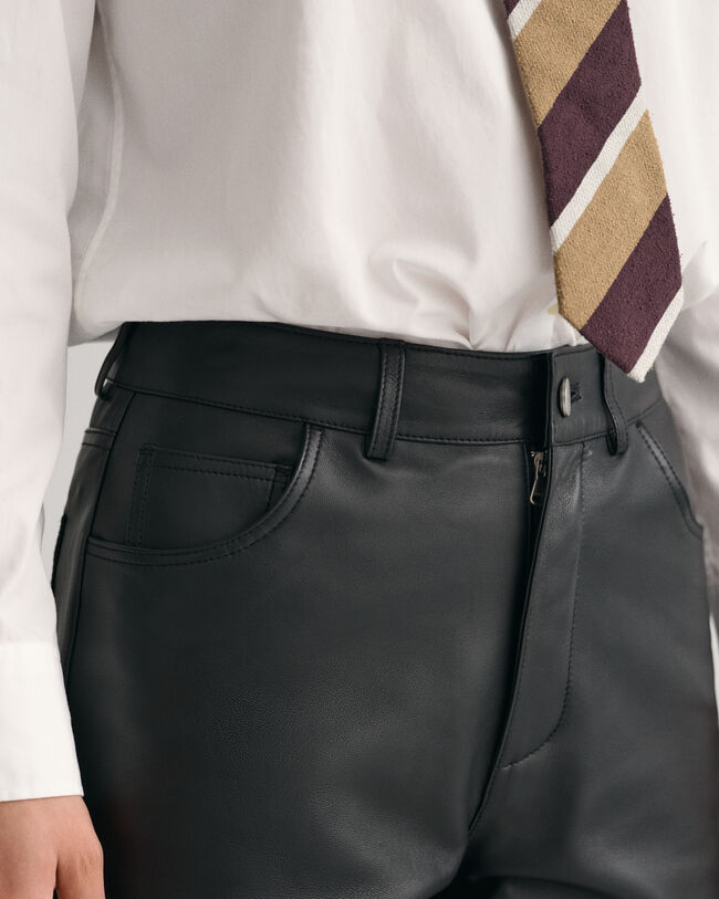 Suoralahkeiset nahkashortsit