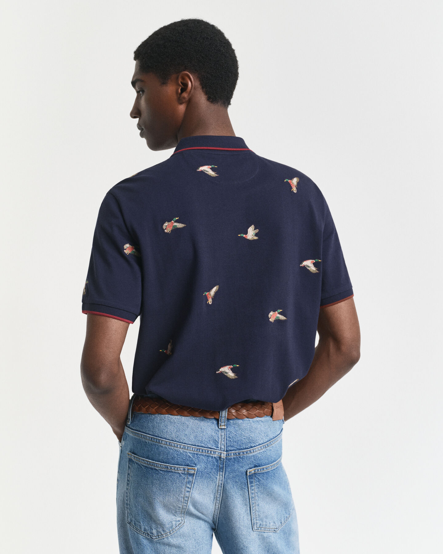 Kirjailtu pikeepaita