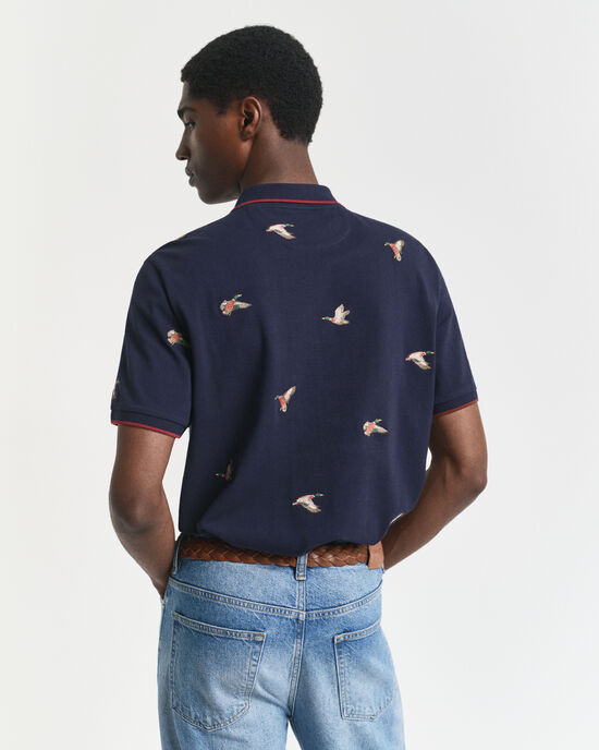 Kirjailtu pikeepaita