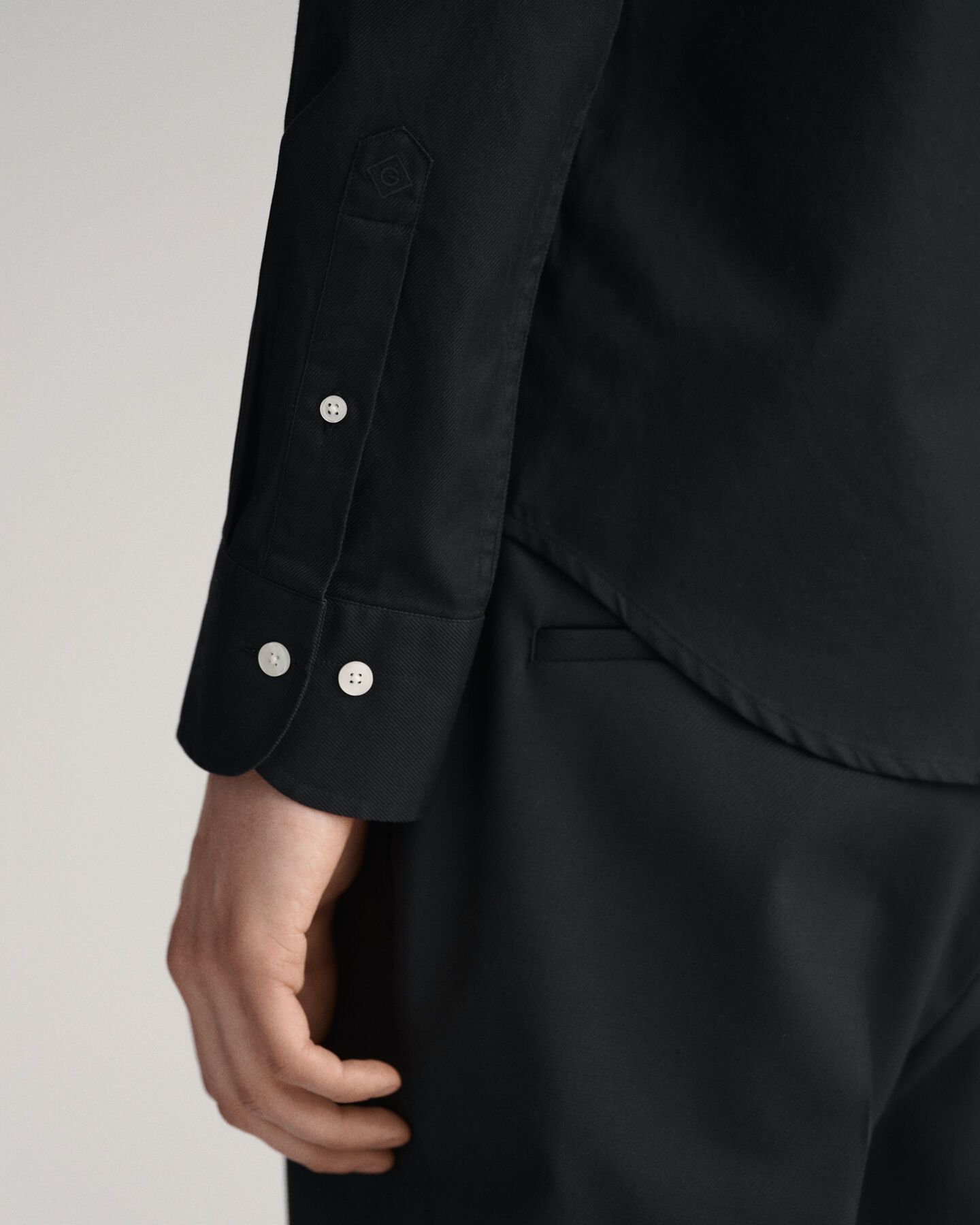 Slim fit ‑mitoitettu yksiv&auml;rinen tvillipaita