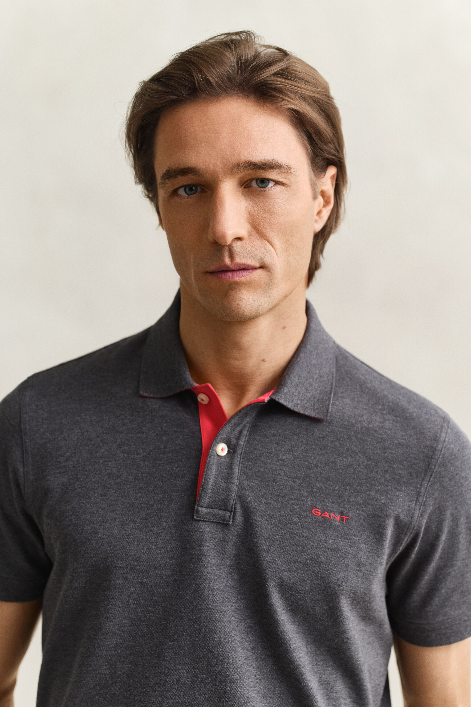 Kontrastivärinen pikeepaita