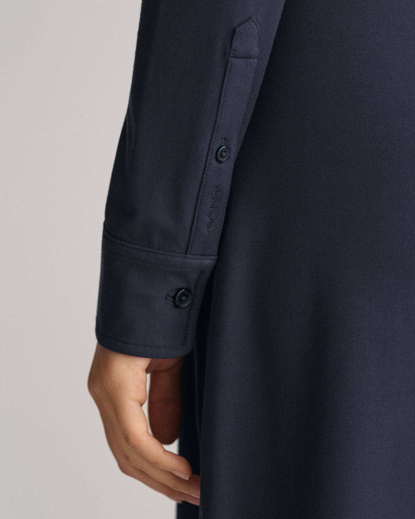 Slim&nbsp;fit ‑mitoitettu paitamekko jerseyneulosta