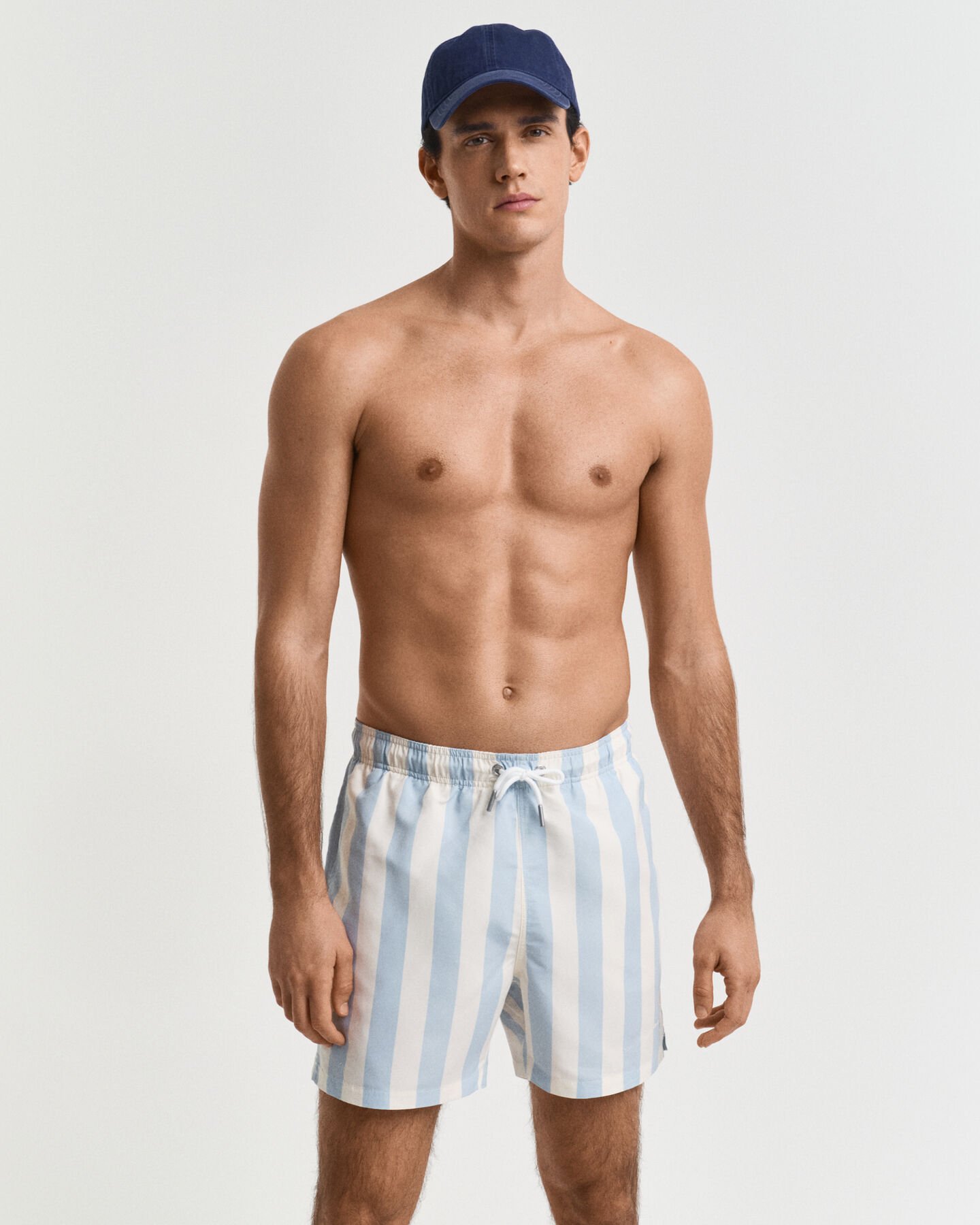 Leveäraitaiset uimashortsit