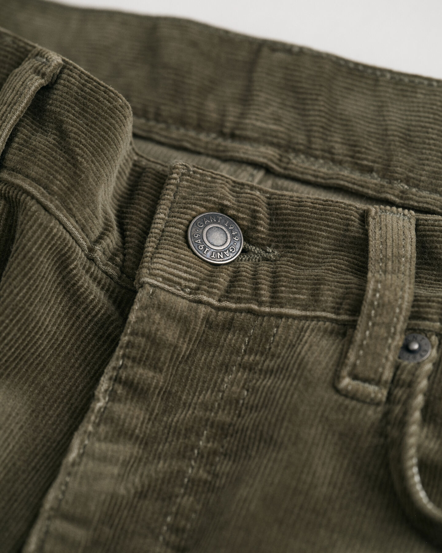 Slim fit ‑mitoitetut vakosamettifarkut