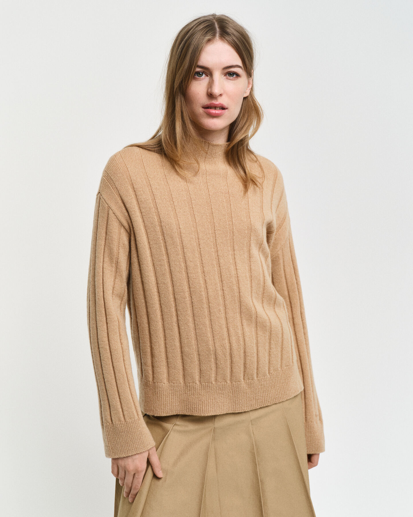 Pystykauluksinen villainen joustinneulepusero