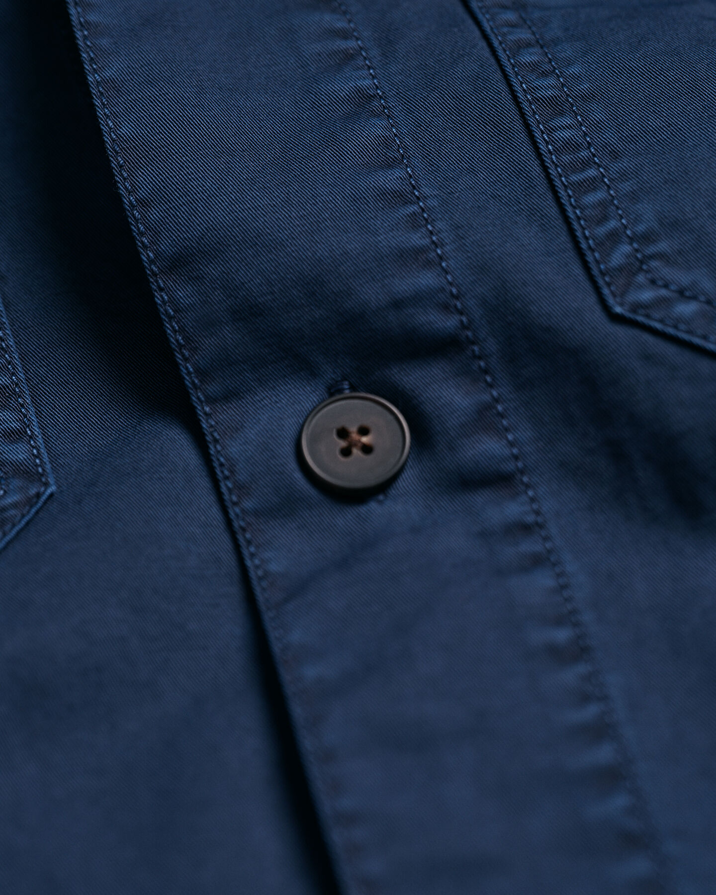 Puuvillainen palmikkoneulepusero, jossa py&ouml;re&auml; p&auml;&auml;ntie