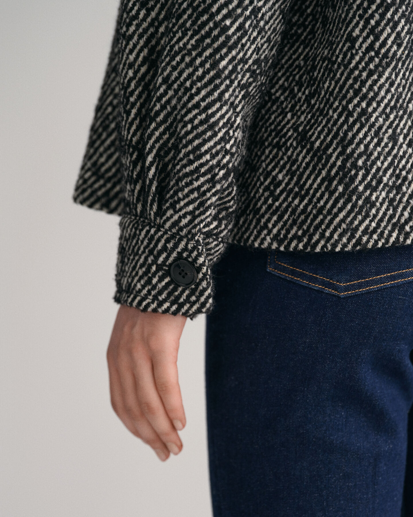 Lyhyt kuviollinen villakangastakki