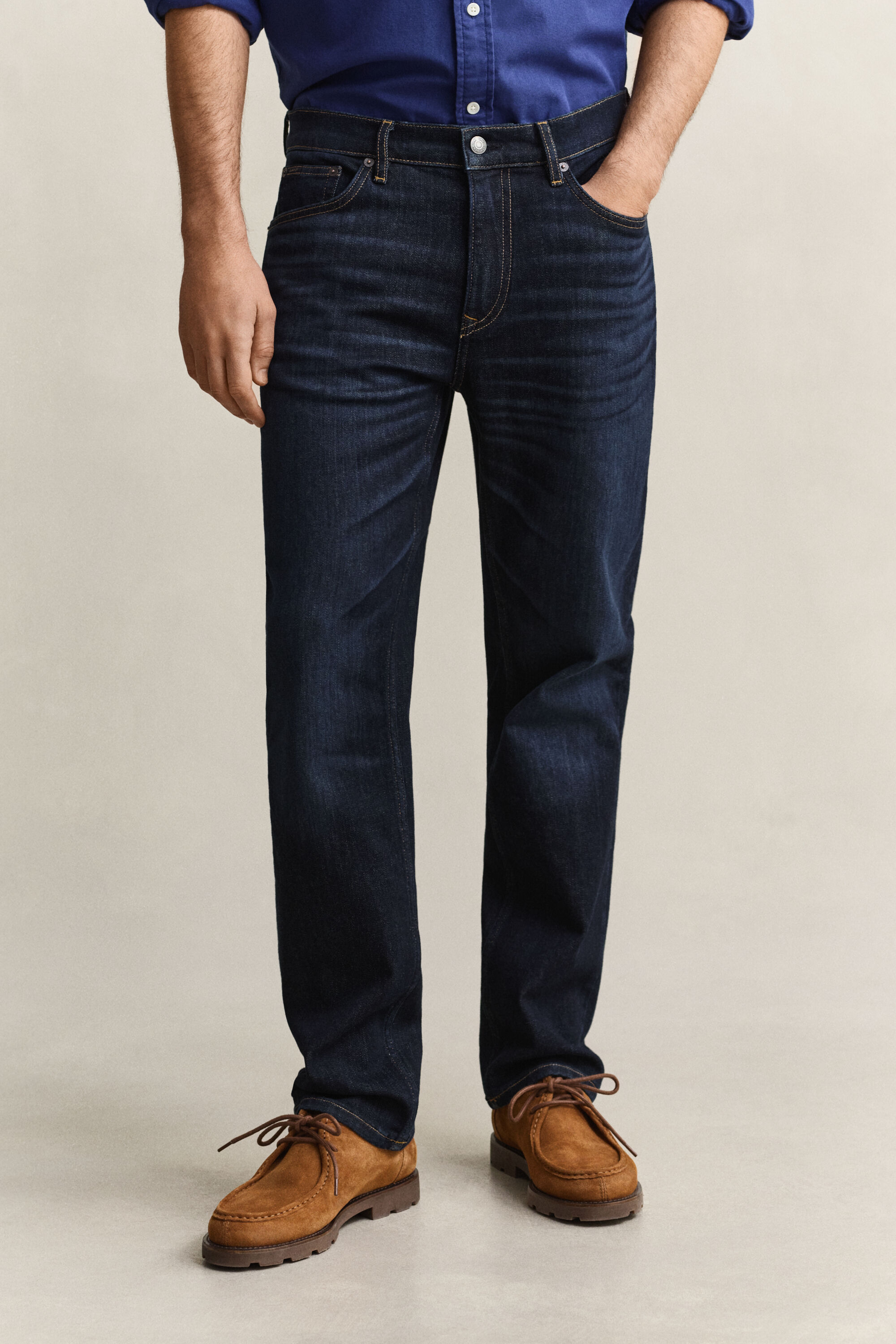 Regular fit ‑mitoitetut farkut