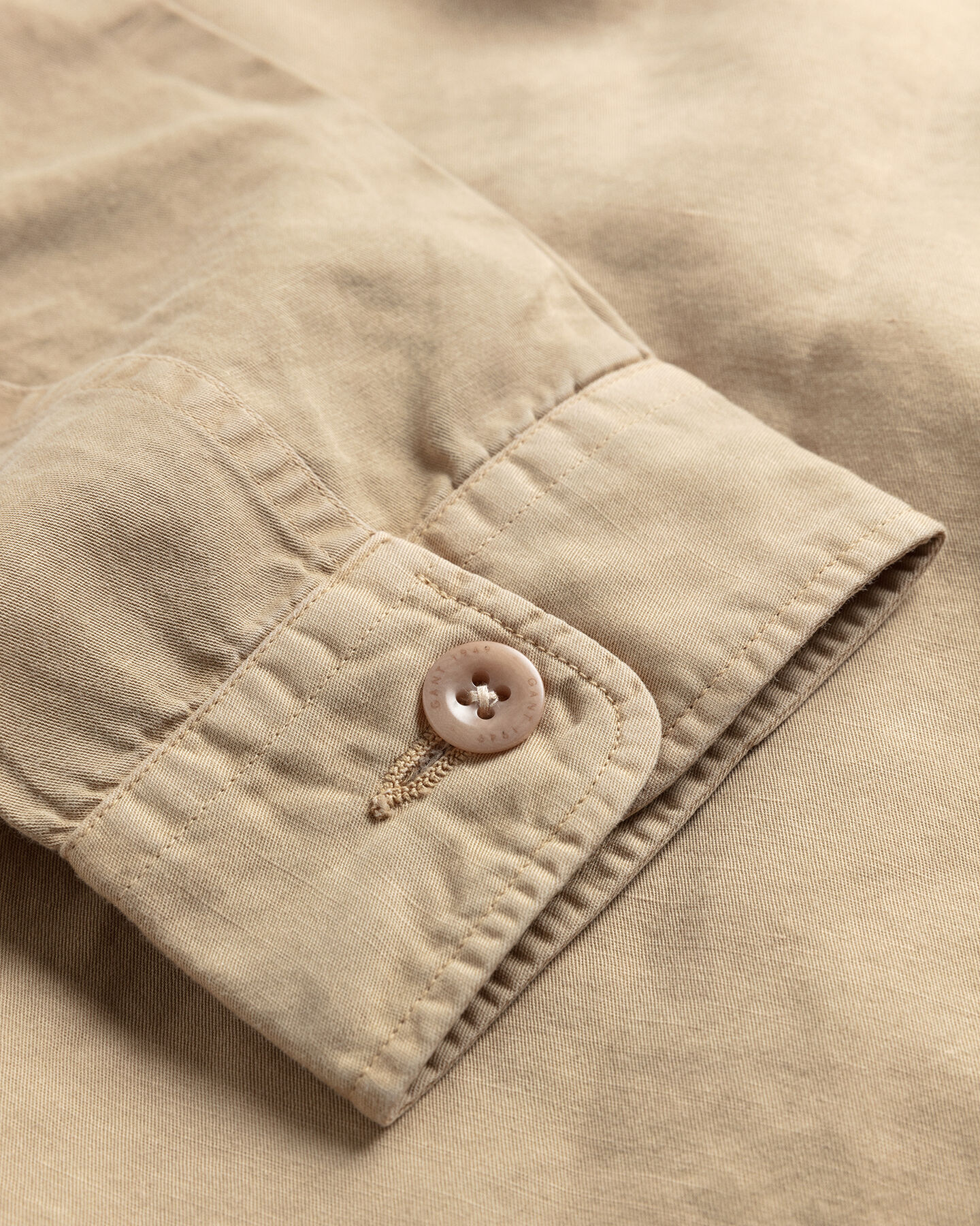 Valmiiksi ommeltuna v&auml;rj&auml;tty p&auml;&auml;llyspaita