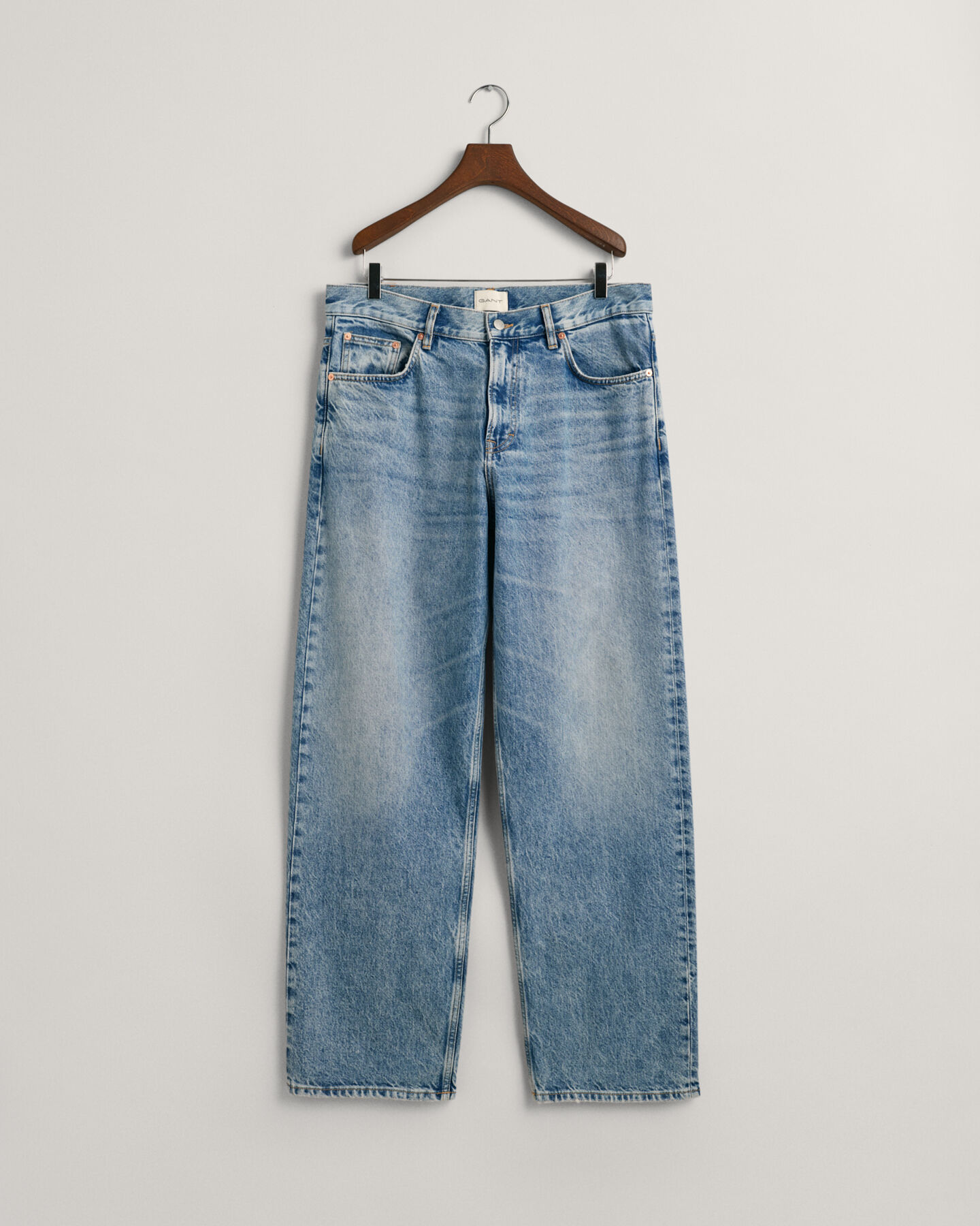 Loose fit ‑mitoitetut farkut